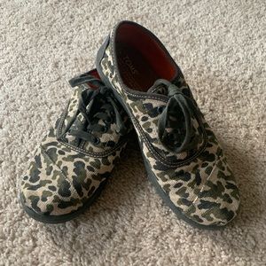 Toms Camo tied shoes